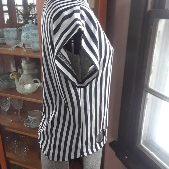 Size XS striped cute out heart shaped cropped top - Picture 6 of 11